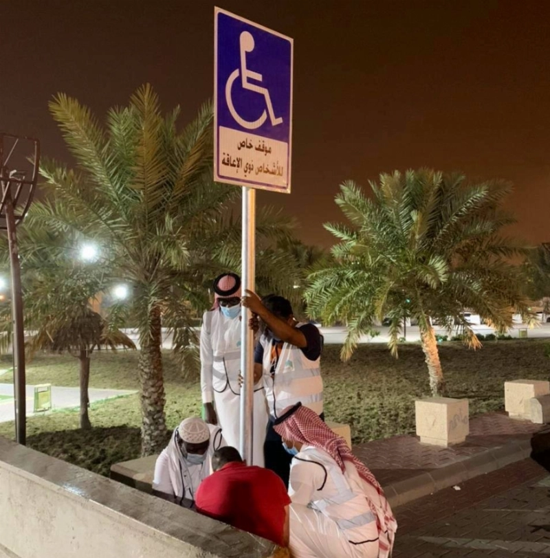 جانب من تركيب اللوحات (مكة)