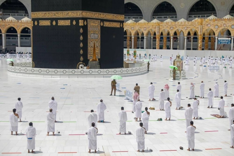 معتمرون يصلون في صحن المطاف (مكة)
