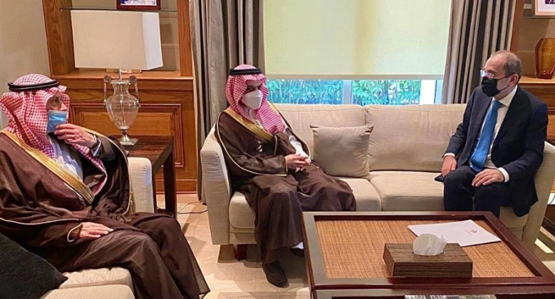 أيمن الصفدي لدى استقباله فيصل بن فرحان (مكة)