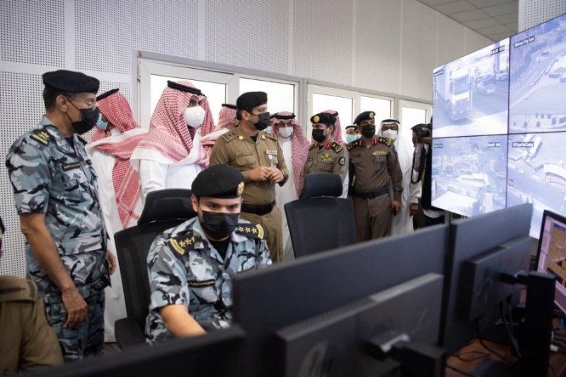 بدر بن سلطان متفقدا غرفة عمليات أمن المسجد الحرام (مكة)