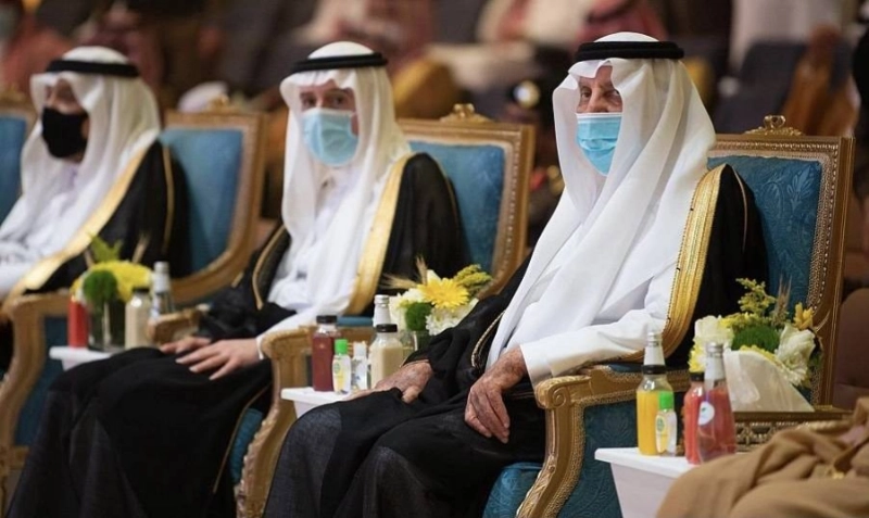 أمير مكة المكرمة يتوج الجبير بجائزة الاعتدال (واس)