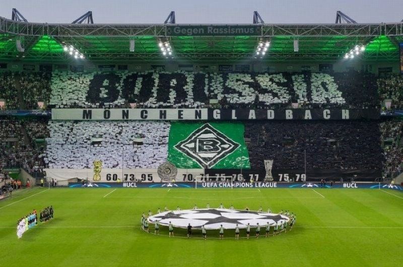جمهور ولاعبو بوروسيا مونشنجلادباخ قبل إحدى المباريات (تويتر)