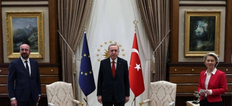 إردوغان يتوسط رئيسة المفوضية ورئيس المجلس الأوروبي قبل الاجتماع (مكة)
