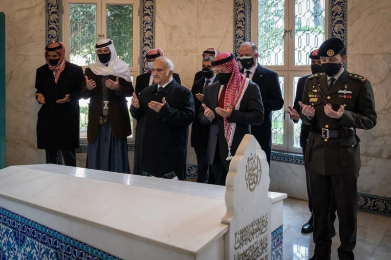 عاهل الأردن وعمه واخوانه يزورن ضريح مؤسس الدولة بحضور الأمير حمزة (د ب أ)