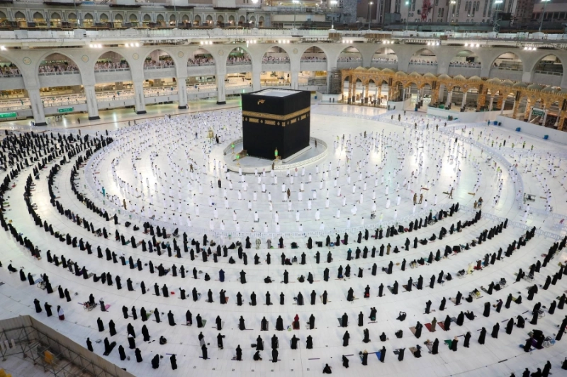 مصلون خلال تطبيق التباعد في صحن المطاف (مكة)