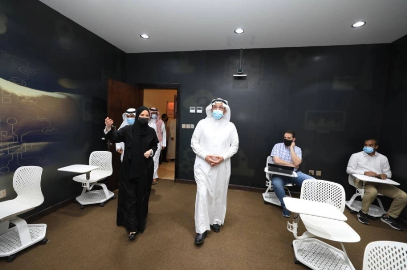 حمد آل الشيخ خلال زيارته الجامعة السعودية الالكترونية (مكة)