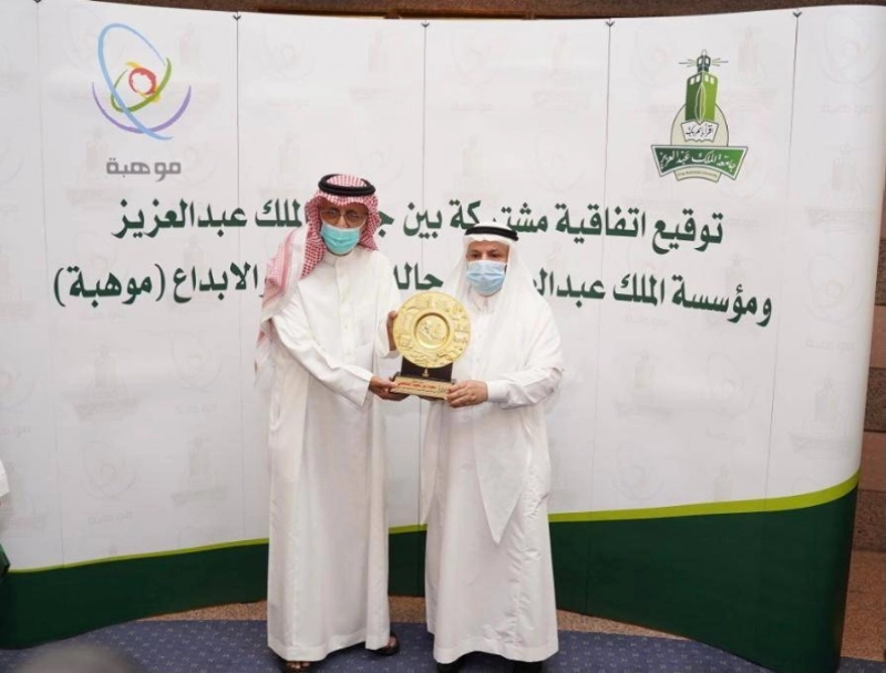 سعود المتحمي يتسلم درعا من عبدالرحمن اليوبي (مكة)