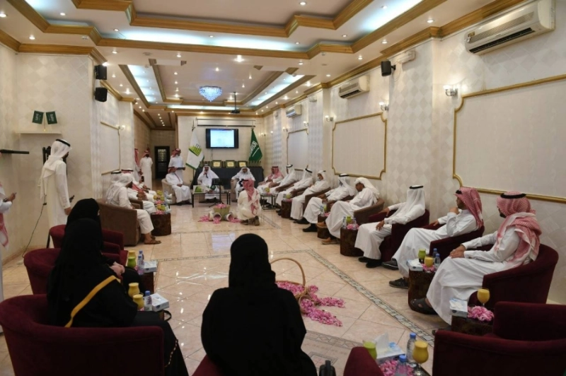 خالد المالك لدى تدشينه مقر فرع هيئة الصحفيين السعوديين بالطائف (مكة)