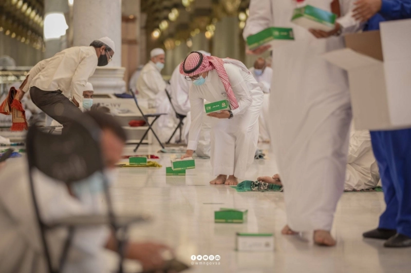 من تفطير الصائمين بالمسجد النبوي أمس (مكة)