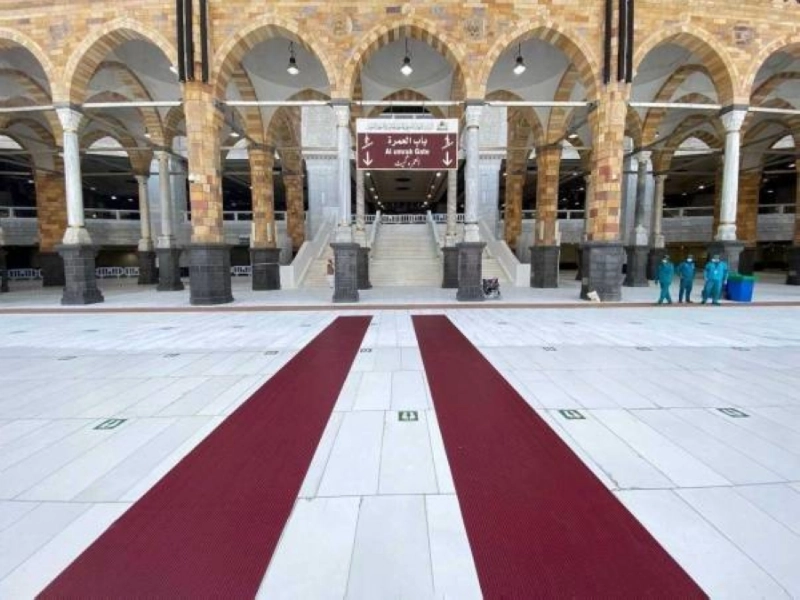 مشيات بلاستيكية داخل المسجد الحرام (مكة)