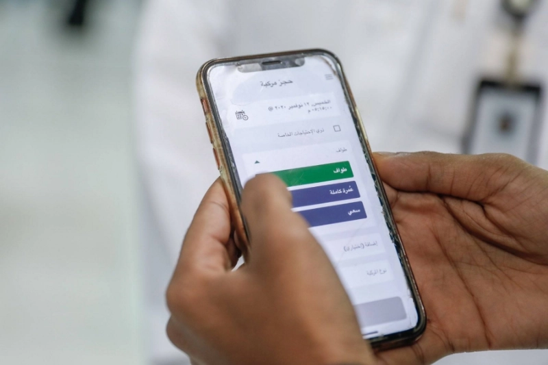 معتمر يتصفح تطبيق «تنقل»