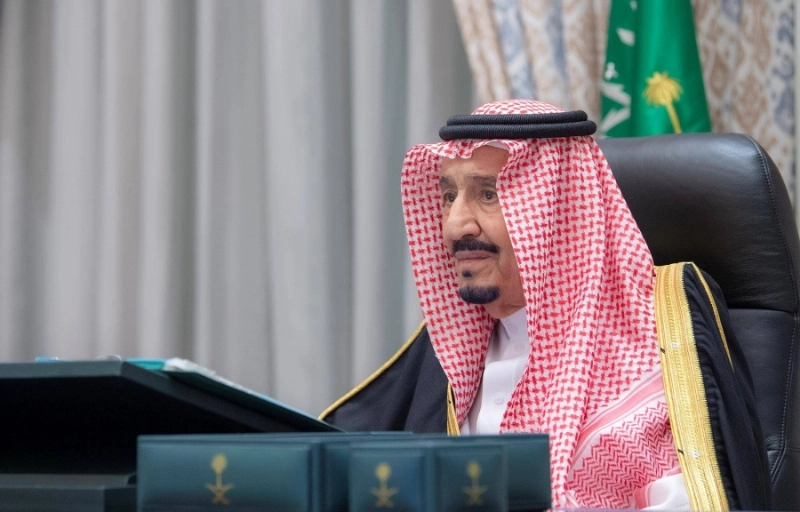 الملك سلمان خلال ترؤسه جلسة مجلس الوزراء عبر الاتصال المرئي أمس الأول (واس)