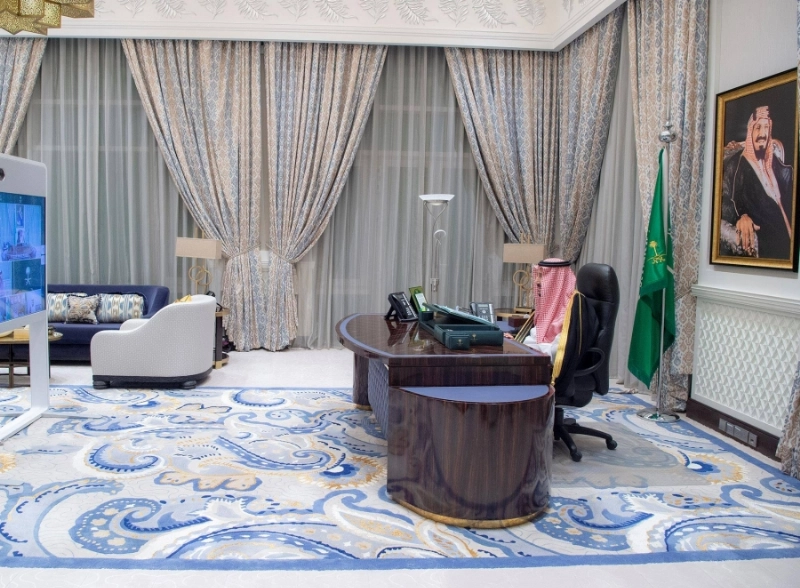 الملك سلمان خلال ترؤسه جلسة مجلس الوزراء عبر الاتصال المرئي أمس الأول