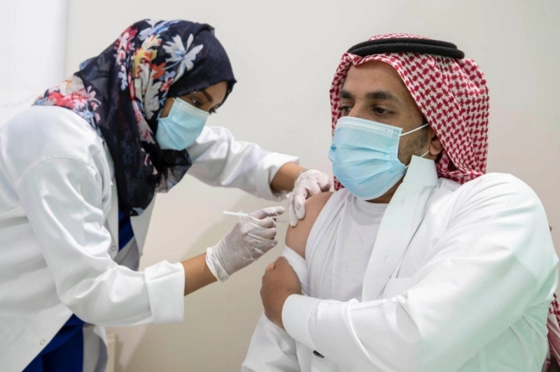 أحد المستفيدين خلال تلقيه جرعة لقاح كورونا (مكة)