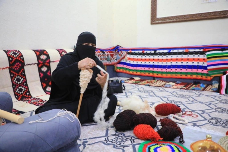 أم ناجح خلال ممارستها حرفة السدو (مكة)