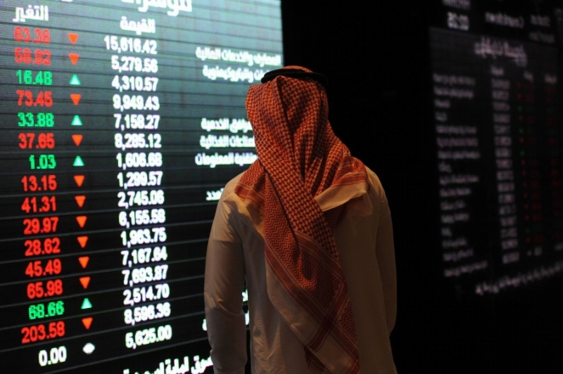 مستثمر يتابع أسعار الأسهم (مكة)