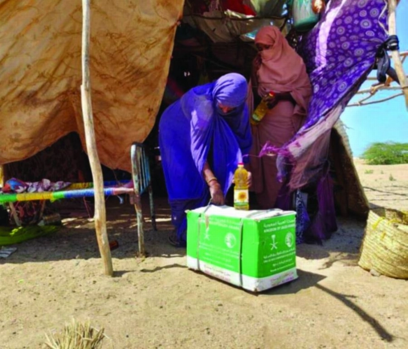 سودانيات يحصلن على السلال