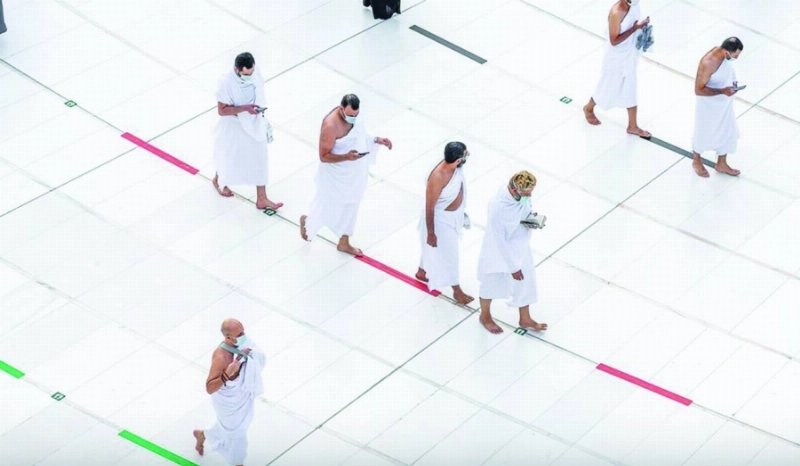 معتمرون يلتزمون بالمسارات في صحن المطاف (مكة)