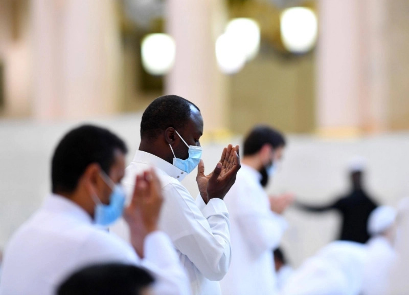 مصلون يترقبون موعد الإفطار (مكة)