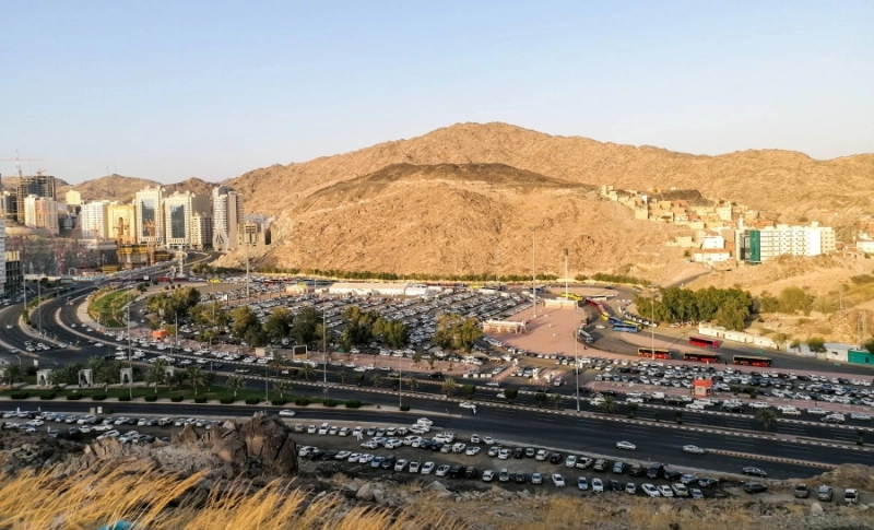 نقطة حجز كدي المخصصة ضمن المراكز المعتمدة لنقل المعتمرين والمصلين إلى المسجد الحرام في حافلات لا يتجاوز عدد ركابها 50% من الطاقة الاستيعابية. (أنس الحارثي)
