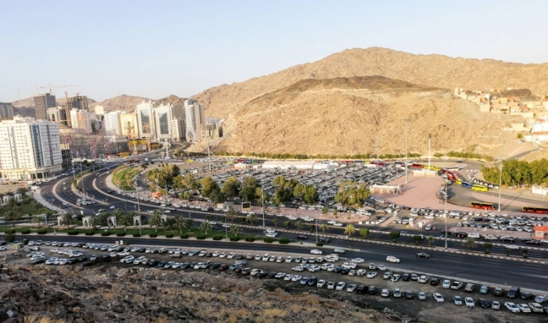 نقطة حجز كدي المخصصة ضمن المراكز المعتمدة لنقل المعتمرين والمصلين إلى المسجد الحرام في حافلات لا يتجاوز عدد ركابها 50% من الطاقة الاستيعابية. (أنس الحارثي)