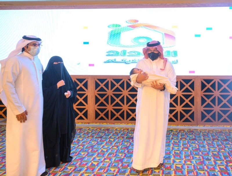 طفل خلال تسليمه لأسرة محتضنة (مكة)