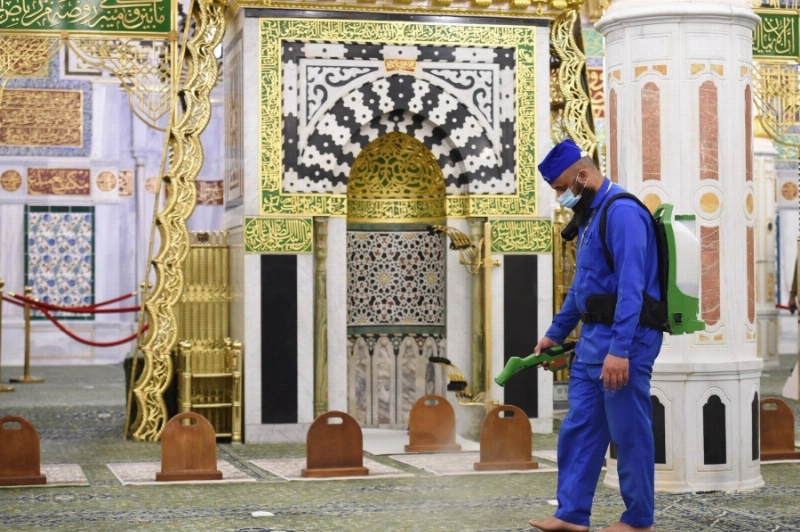 جانب من تعقيم الروضة الشريفة (مكة)
