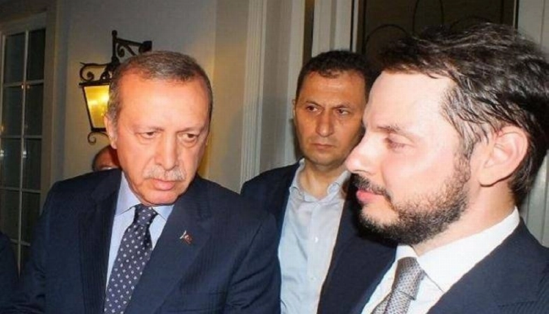 إردوغان مع صهره بيرات ألبيرق (مكة)