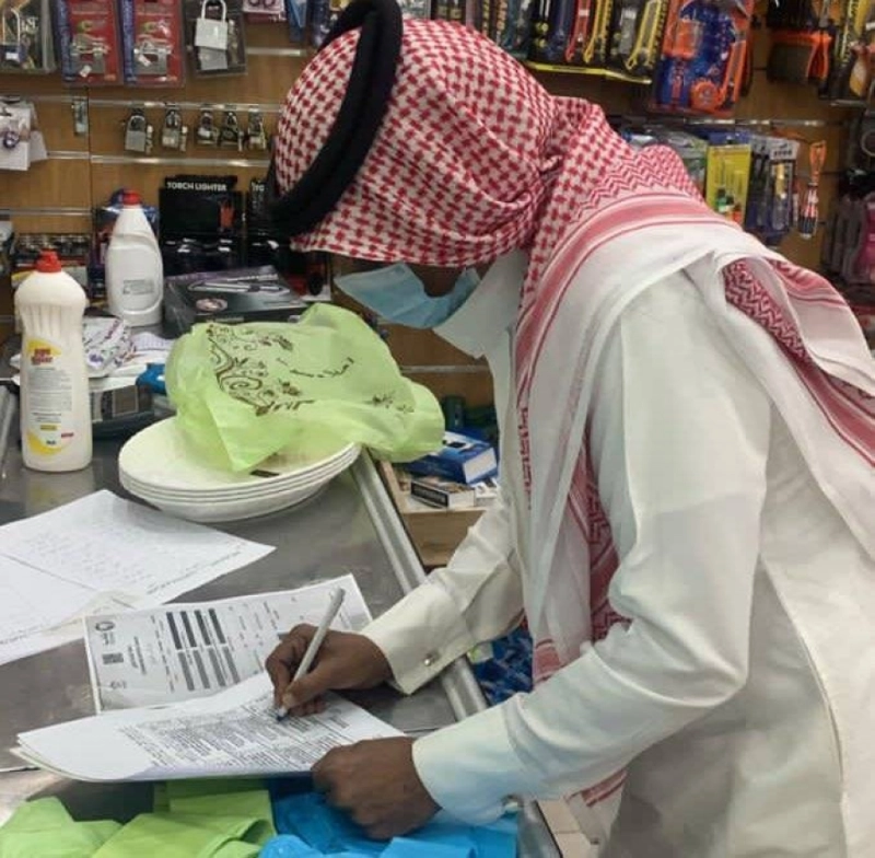 مراقبو البلدية خلال إغلاق المحال المخالفة (مكة)