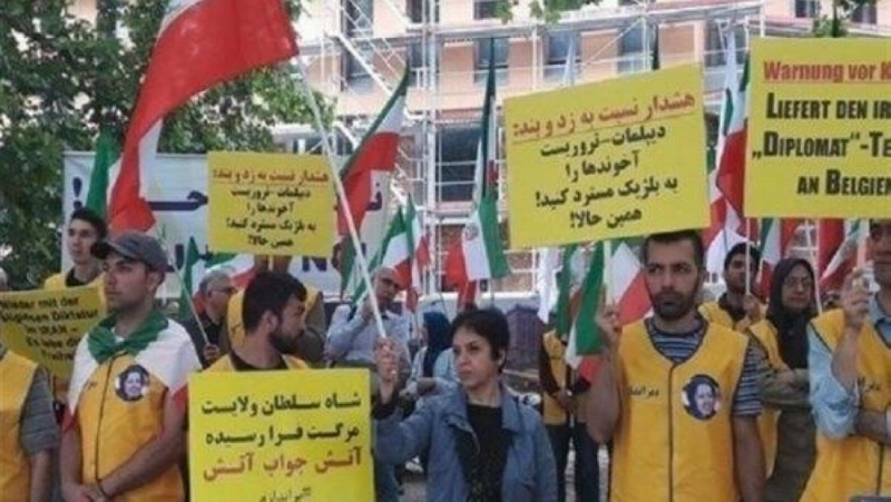 إيرانيون يتظاهرون ضد سقوط البورصة في طهران (مكة)