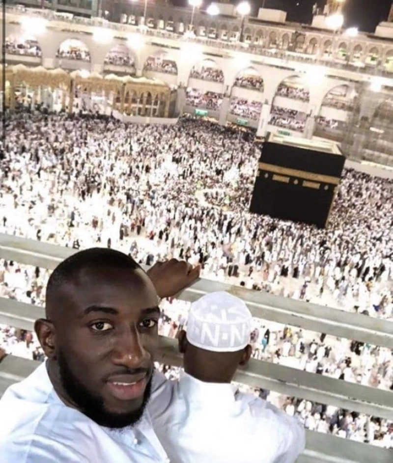 موسى مع نجله بعد أداء العمرة قبل عامين