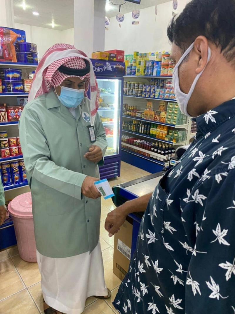 مراقب يقيس حرارة عامل (مكة)