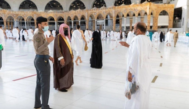 جانب من توجيه المعتمرين وإرشادهم (مكة)