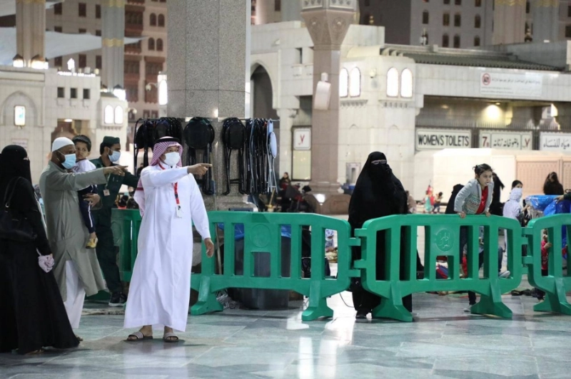متطوعون يرشدون زوار المسجد النبوي