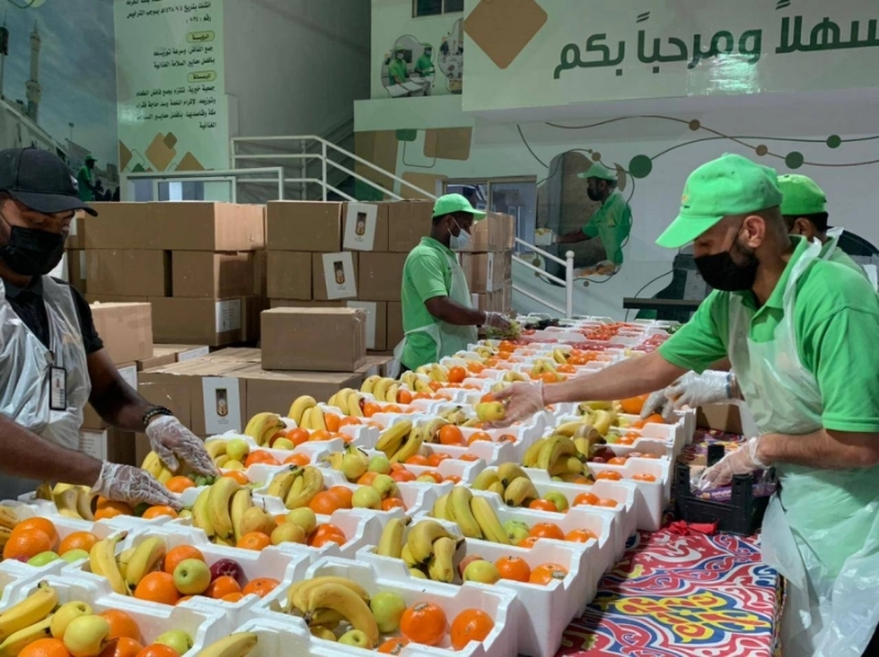 جمعية حفظ النعمة بعد تسلمها الفواكه المصادرة (مكة)