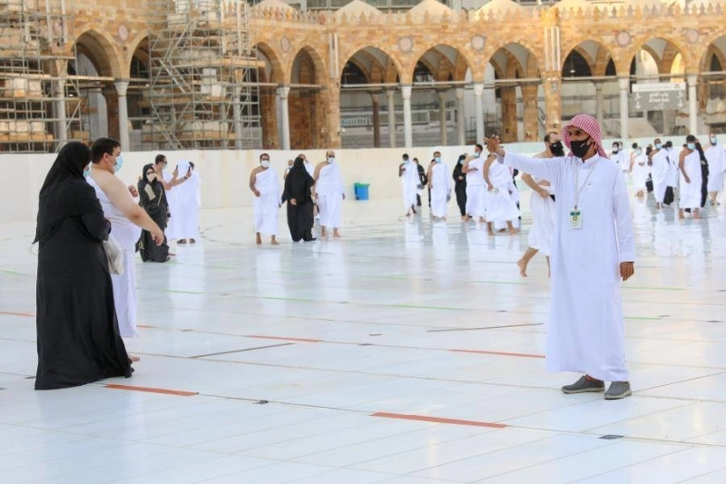مراقبو الرئاسة خلال توجيه المعتمرين