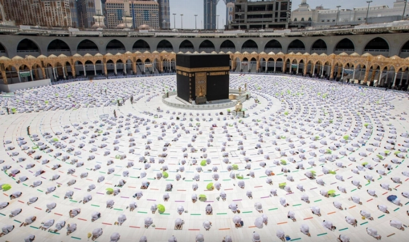 المعتمرون خلال أداء الصلاة