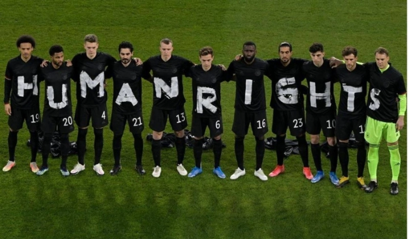 كلمة حقوق الإنسان على قمصان المنتخب الألماني
