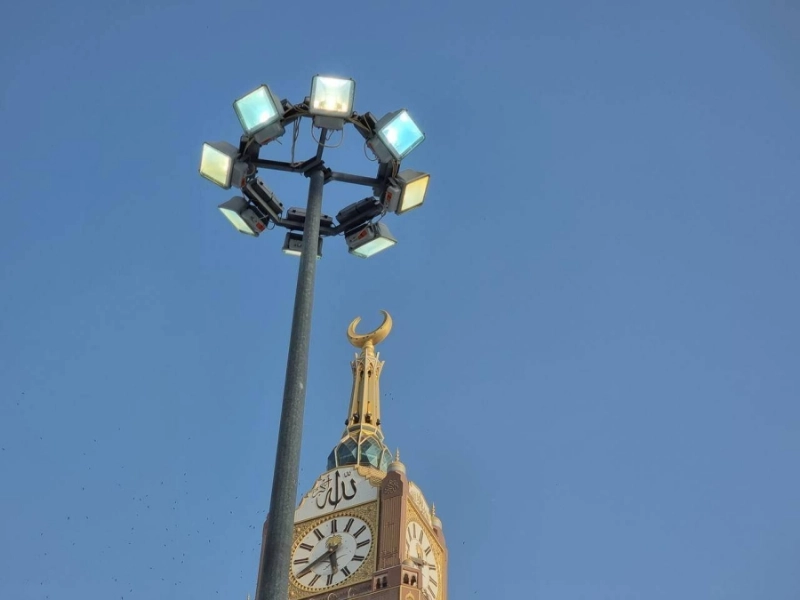جانب من إنارة الساحات الخارجية (مكة)