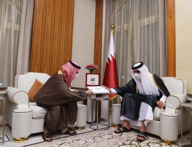 أمير قطر يتسلم الدعوة السعودية من وزير الخارجية (واس)