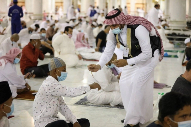 موظفو الرئاسة خلال تطييب المصلين