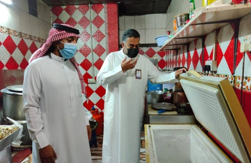 فرق الأمانة داخل المنزل الشعبي (مكة)