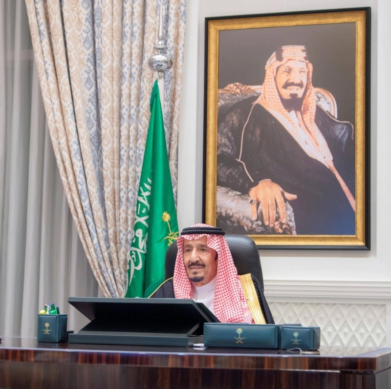 الملك سلمان مترئسا جلسة المجلس عبر الاتصال المرئي (واس)