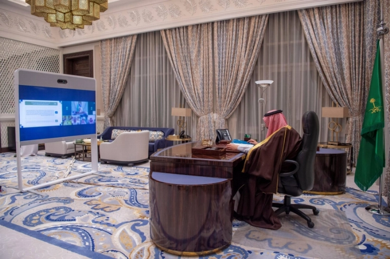 الملك سلمان خلال ترؤسه الاجتماع عبر الاتصال المرئي (واس)
