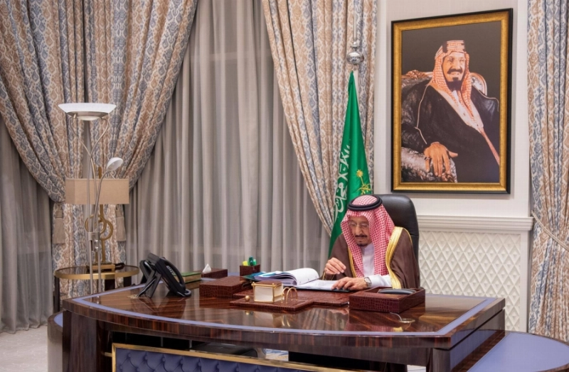 الملك سلمان خلال ترؤسه الاجتماع عبر الاتصال المرئي (واس)