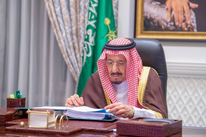 الملك سلمان خلال ترؤسه الاجتماع عبر الاتصال المرئي (واس)