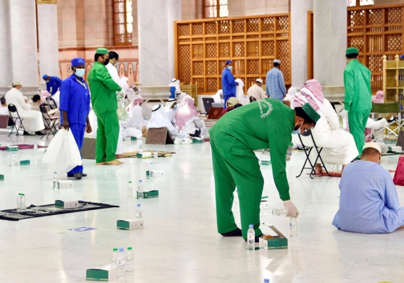من توزيع عبوات مياه زمزم داخل المسجد النبوي (مكة)