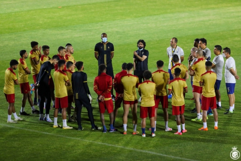 حسين عبدالغني يخاطب لاعبي النصر قبل تدريبات أمس (إعلامي النصر)