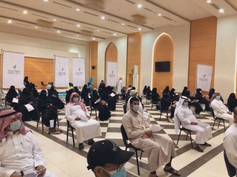 معلمون ومعلمات في انتظار تلقي اللقاح