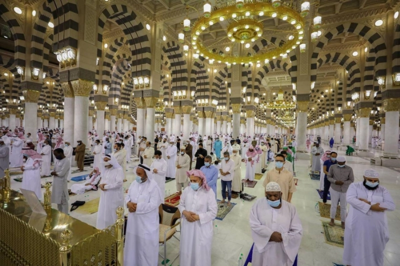 الزوار يؤدون الصلاة في المسجد النبوي (مكة)